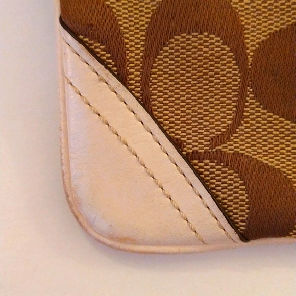 VGUC. Coach Signature C wristlet. - Picture 3 of 9